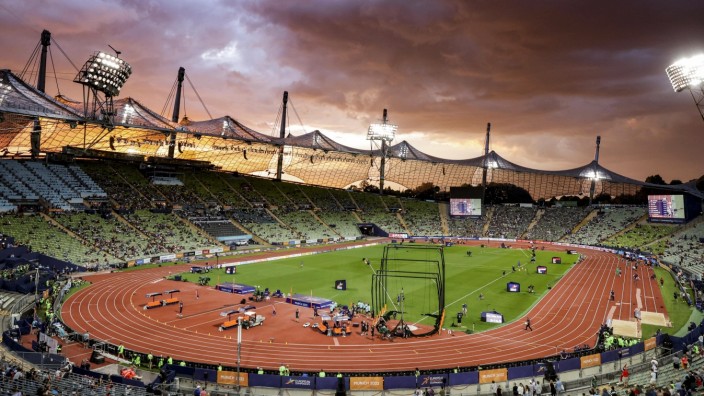Sport: Hünsch: Das Münchner Olympiastadion im Sonnenuntergang. Wären da nicht auch wieder Olympische Spiele machbar? Die Forderung ist nicht neu - und naiv.