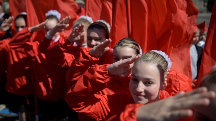 Putins aggressiver Nationalismus: Kinder bei einer Zeremonie der "Jungen Pioniere" auf dem Roten Platz in Moskau, Mai 2022.