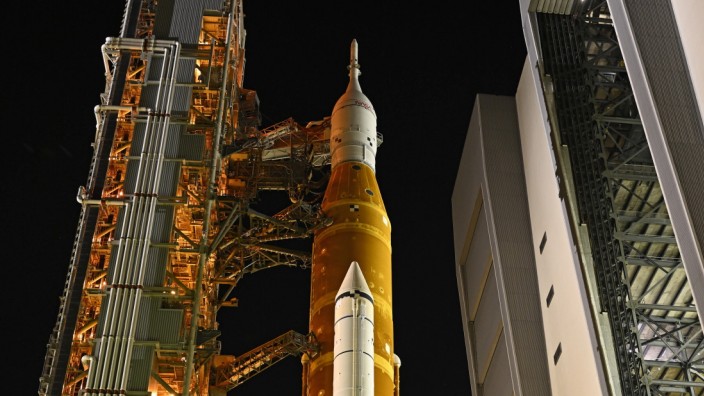 Weltall: Vor dem Jungfernflug in den Weltraum: Die "SLS"-Rakete mit dem "Orion"-Raumschiff am Kennedy Space Center in Florida.