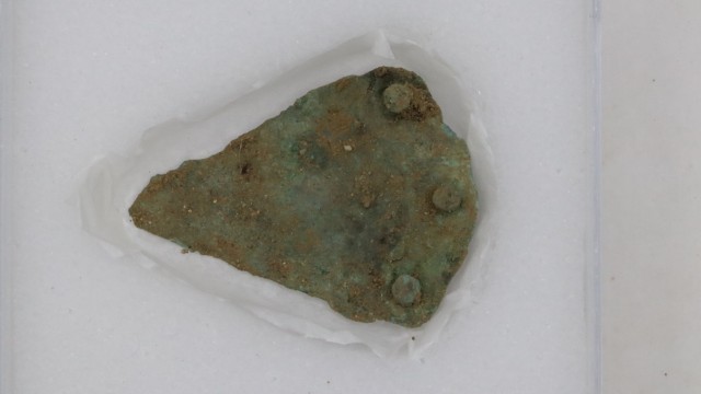 Ausgrabung: Auch die Klinge eines Bronzedolches wurde ausgegraben.
