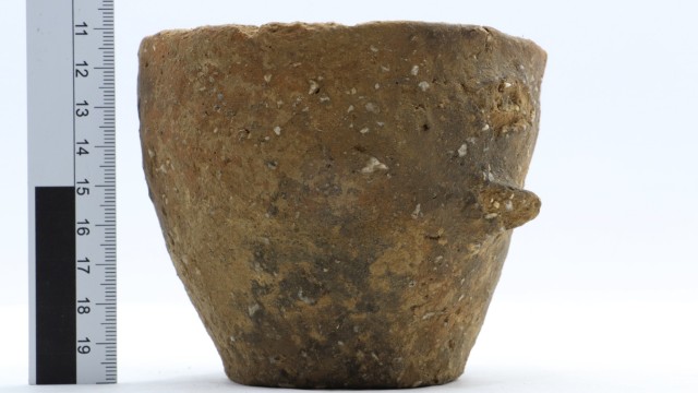Ausgrabung: Besonders außergewöhnlich ist ein komplett erhaltener Keramikbecher.