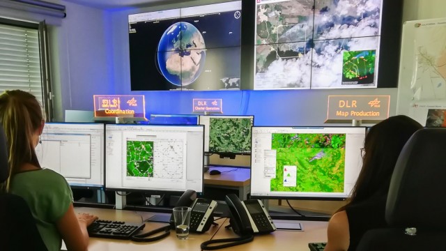 Oberpfaffenhofen: Das Zentrum für satellitengestützte Kriseninformation (ZKI) wertet Satellitendaten und DLR-Luftbildaufnahmen innerhalb kürzester Zeit aus und bereitet sie zum Beispiel zu Karten auf.