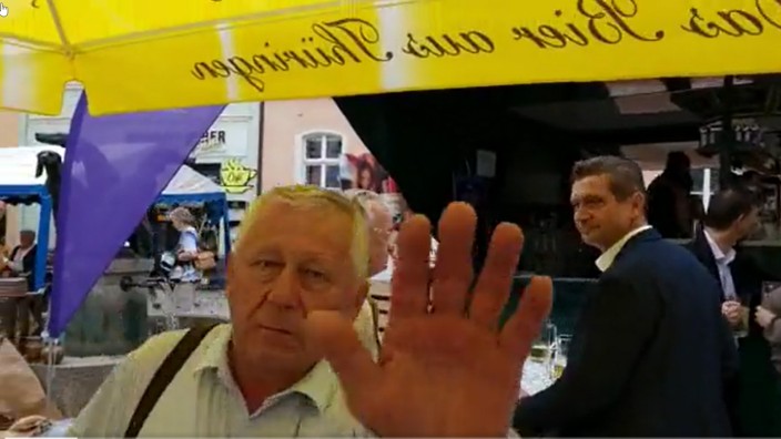 Thüringischer Bürgermeister: Gleich kracht die Kamera zu Boden: Bürgermeister Thomas Weigelt geht auf einen Journalisten der "Ostthüringer Zeitung" los.