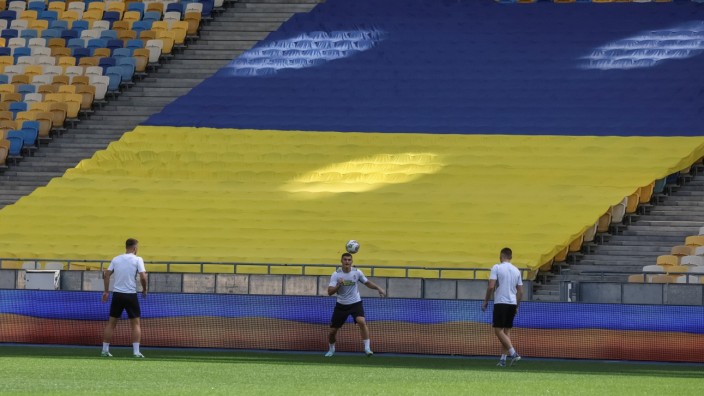 Fußball in der Ukraine: Viel größer wird die Kulisse auch am Dienstag nicht: Spieler von Shakhtar Donezk beim Training im Nationalstadion vor ihrem ersten Ligaspiel seit Kriegsbeginn.