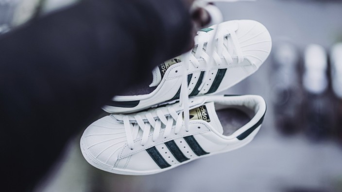 Drei Streifen: Adidas fährt die Produktion klassischer Sneaker hoch, um die Nachfrage zu bedienen.