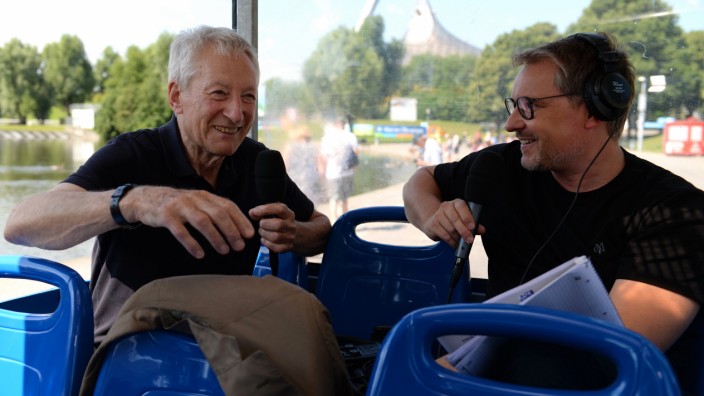 SZ-Podcast "München persönlich": SZ-Ressortleiter René Hofmann (rechts) mit Architekt Fritz Auer bei der Rundfahrt durch den Olympiapark.
