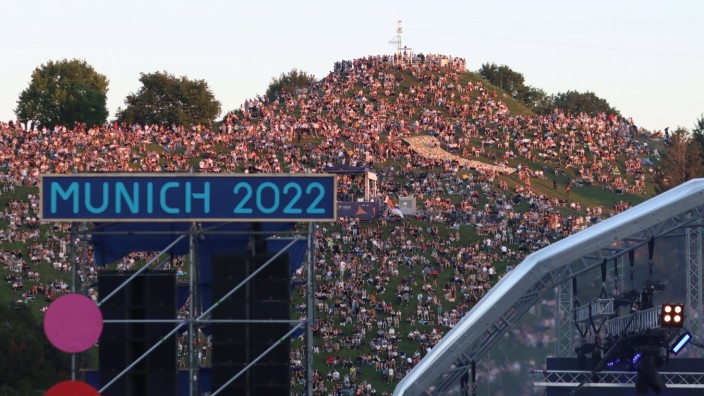 European Championships: Wimmelbild: 55 000 Menschen pilgerten alleine zur Eröffnungsfeier der European Championships in den Olympiapark.