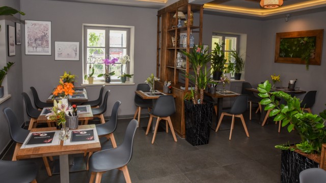 Gastronomie im Isartal: Die Inhaber haben das kleine Lokal renoviert, neu eingerichtet und dekoriert.