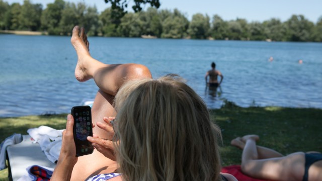 Freizeit: Wochentags ist es ruhig, dann kann man den Feldmochinger See mit seinem glasklaren Wasser entspannt genießen.