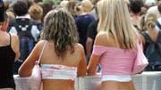 Schule: "Einigen Schülerinnen bieten wir hier einen Laufsteg mit 700 Zuschauern": So sparsam bekleidet wie diese zwei Mädchen auf einem Festival sollen Landthalers Schülerinnen im Unterricht nicht mehr sitzen dürfen.