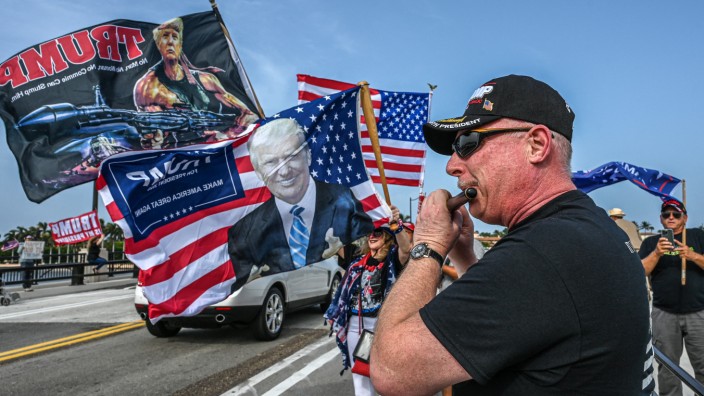 Republikaner: Sie glauben noch an ihn: Anhänger von Ex-Präsident Trump in der Nähe seines Anwesens Mar-a-Lago in Palm Beach.