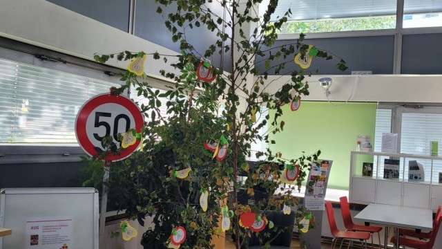 Gemeindebücherei Vaterstetten: Der Glücksbaum hält den gesamten August aufmunternde Sprüche für die Kundinnen und Kunden bereit.
