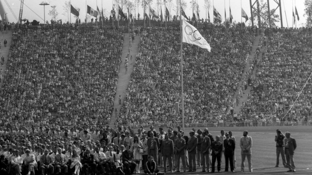 Entschädigung und Gedenkstätte: Bei der Trauerfeier für die ermordeten Sportler am 6. September 1972 weht die Olympiafahne auf halbmast. Die Spiele werden fortgesetzt.