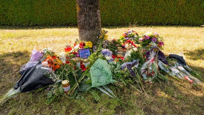 Ingolstadt: Blumen, Kerzen und Bilder liegen an einem Baum in Ingolstadt, in dessen Nähe vor einer Woche eine 23 Jahre alte Frau aus dem Landkreis Heilbronn getötet wurde.