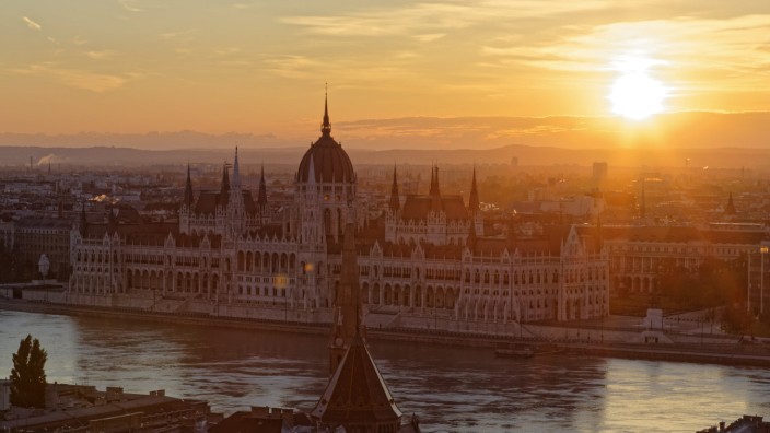 Europäische Union: Ungarns Parlament am Budapester Donauufer: Die Regierung blockiert die EU-Mindeststeuer.