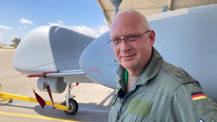 Bewaffnete Drohnen: Oberstleutnant Peter B., Drohnenbereichsleiter bei der Luftwaffe, arbeitet seit Jahren an der Einführung des israelischen Systems "Heron TP".