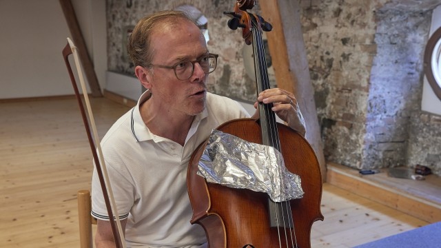 Kloster Benediktbeuern: Georg Bruder entlockt seinem Cello mit Hilfe von Alufolie erstaunliche Töne.