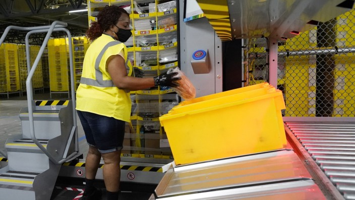 Börse: Eine Amazon-Mitarbeiterin sammelt Ware in einem Lager im US-Bundesstaat Massachusetts ein.