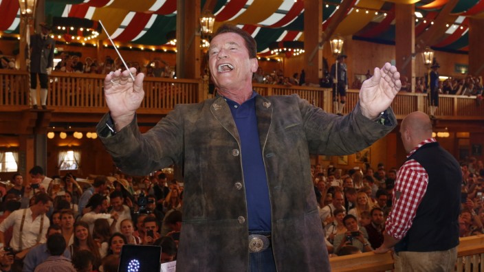 "Bits & Pretzels": Arnold Schwarzenegger dirigiert 2017 im Schützenzelt - schon im Jahr davor griff er zum Taktstock.