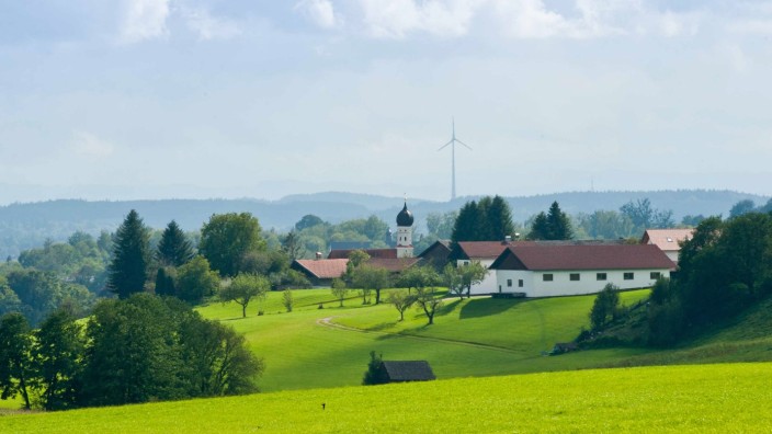 Energiewende im Landkreis Ebersberg: Blickt man von der Ortschaft Motzenberg nach Süden, sieht man das bislang einzige Windrad des Landkreises. In einigen Jahren könnten sich nördlich des Ortes bis zu 34 davon drehen.