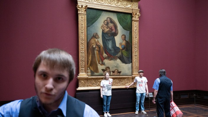Aktuelles Lexikon: Zwei Umweltaktivisten der Gruppe "Letzte Generation" haben sich in der Gemäldegalerie Alte Meister in Dresden am Rahmen der Sixtinischen Madonna von Raffael festgeklebt. Die Wachleute konnten das nicht verhindern.