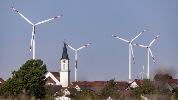 Windenergie: Es stimmt: Windräder verändern das Erscheinungsbild. Vielerorts baut man sie dennoch - wie hier in Dornstadt in Baden-Württemberg.