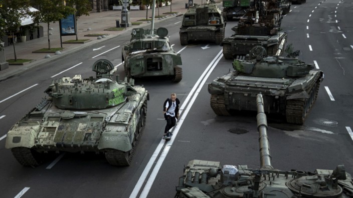 Popmusik und der Krieg: Erbeutete russische Militärfahrzeuge in der Innenstadt von Kiew.