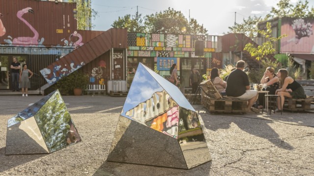 Kunst im öffentlichen Raum: Gläserne Inseln, die den Stadtraum widerspiegeln: "L'Archipel" von Aline Brugel und Rosine Nadjar.