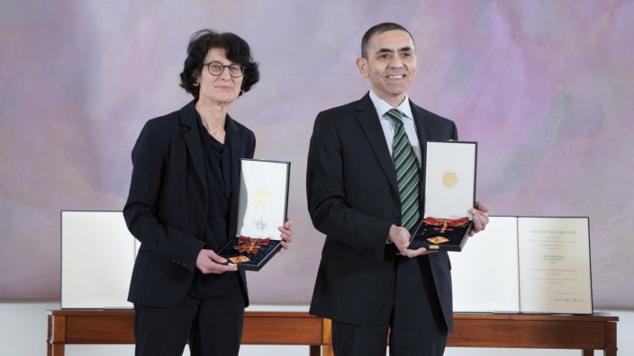 Omikron-Variante: Die beiden Biontech-Gründer Özlem Türeci und Uğur Şahin bei der Verleihung des Bundesverdienstkreuzes im Jahr 2021.