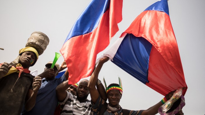 Kreml: Demonstranten schwenken in Malis Hauptstadt Bamako die russische Flagge.