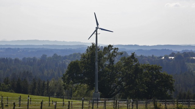 Energieversorgung: Auf Georg Orterers Hof in Königsdorf steht das einzige Windrad im Landkreis. Es hat eine Nabenhöhe von nur 17 Metern.