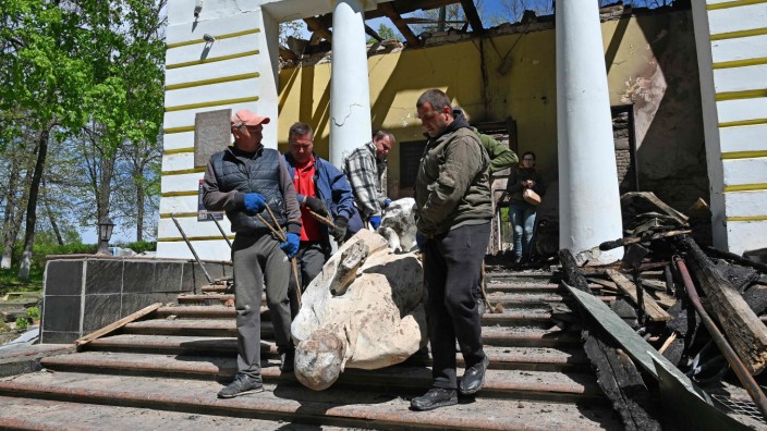 Ukraine: Auch die Skulptur des ukrainischen Philosopen Hryhorij Skovoroda wurde beschädigt, als russische Bomben das ihm gewidmete Museum zerstörten.