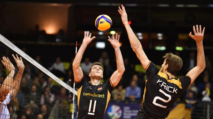 Volleyball-WM: Spielführer Lukas Kampa (Mitte) legt den Ball Tobias Krick auf.