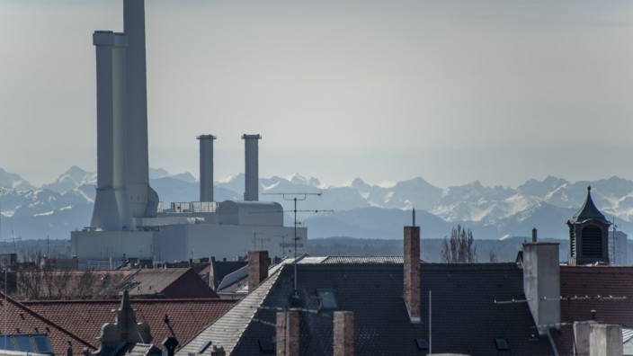 Energiekrise: Das Münchner Heizkraftwerk bei Föhn mit Alpenblick - etwa die Hälfte aller Haushalte in der Stadt hat eine Zentralheizung, die Gas verfeuert.