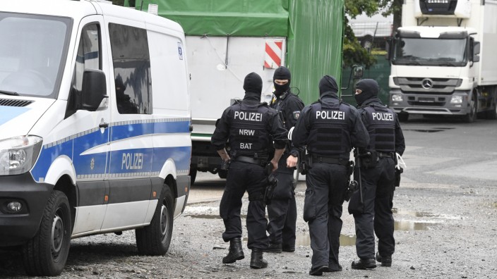 Finanzkriminalität: Polizisten durchsuchen ein Gebäude in Düsseldorf im Zuge des landesweiten Polizeieinsatzes gegen Geldwäsche und Terrorfinanzierung.