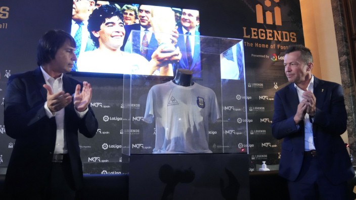 Fußball: Jetzt hinter Glas in Madrid: Lothar Matthäus (rechts) überlässt Museums-Chef Marcelo Ordás das WM-Finaltrikot von Diego Maradona aus dem Jahr 1986.