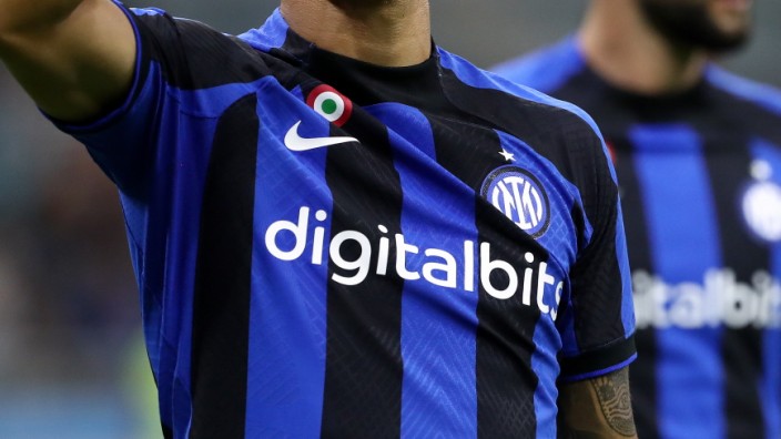 Serie A: Noch steht der Name "Digitalbits" auf dem Trikot - von der Homepage hat der Klub bereits jeden Hinweis auf die Firma entfernt.