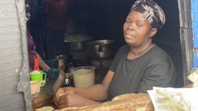 Africa: Luciana Kuboka, a restaurant owner in a Nairobi slum, has not raised prices in years.  In return, she herself has to pay more and more for her goods.