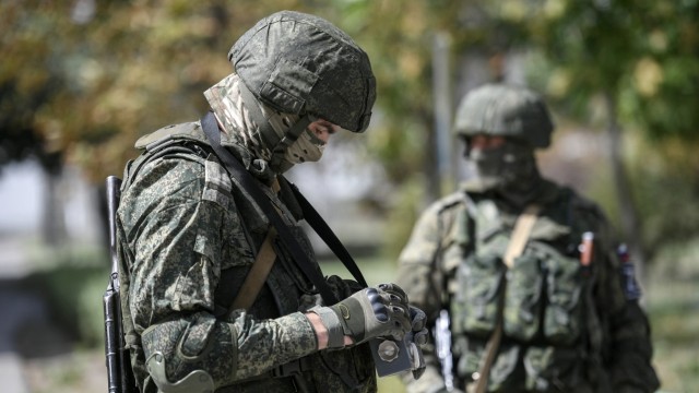 Ukraine-Krieg: Russische Soldaten messen am Dienstag die Strahlungswerte am Kernkraftwerk Saporischschja.