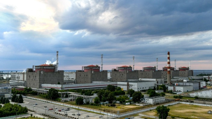 Ukraine-Krieg: Zwischenzeitlich vom Stromnetz getrennt: die sechs Reaktorblöcke des Atomkraftwerks Saporischschja.