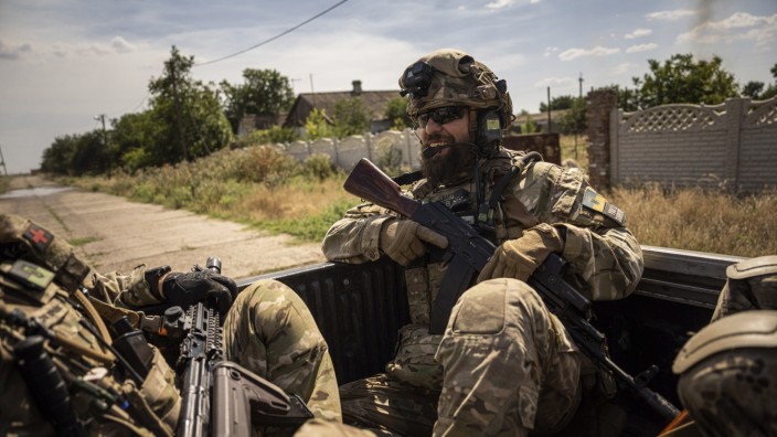Ukraine: Die ukrainische Armee hielt Stand, zur Überraschung der Welt und Putins: Soldaten der Aufklärungsgruppe "Fireflies" fahren mit einem Pickup an der Frontlinie in der Region Mykolajiw.