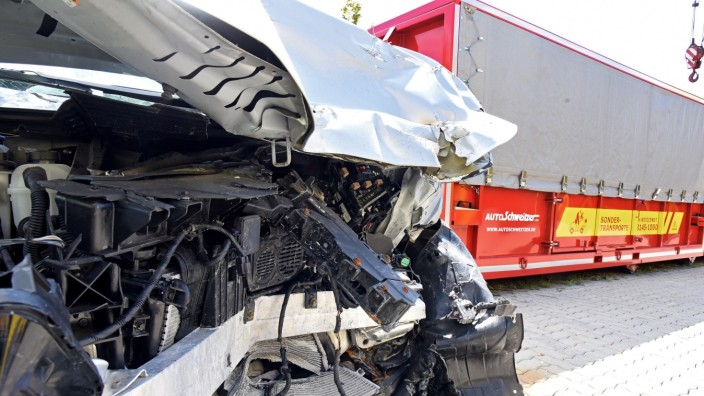 "Wir haben ja keine Röntgenbilder": Für die Quarantäne eines nach einem Unfall beschädigten E-Autos hat der Abschleppdienst Schweitzer nun einen Spezialcontainer angeschafft.