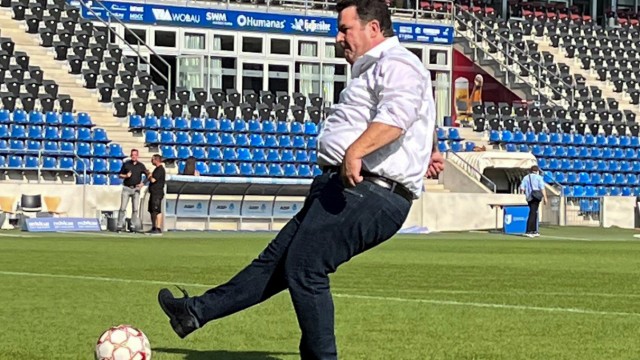 Summer travel: Federal Minister of Labor Hubertus Heil (SPD) shoots on goal in the stadium of 1. FC Magdeburg.