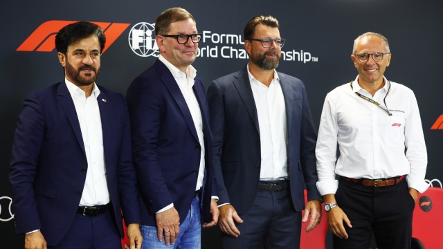 Einstieg von Audi in die Formel 1: Beste Laune in Spa: Fia-Präsident Mohammed Ben Sulayem, Audi-Vorstandsvorsitzender Markus Duesmann, Audi-Entwicklungschef Oliver Hoffmann und Formel-1-Chef Stefano Domenicali (v.l.).