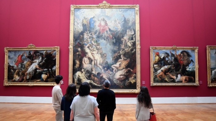 Twittervideo: Besucher vor einem Rubens-Gemälde in der Alten Pinaktohek. (Symbolbild)