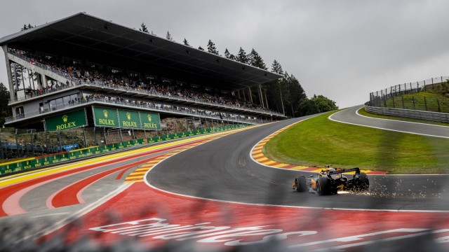 Formel 1: Hoch hinaus: Daniel Ricciardo rast mit seinem McLaren die Eau Rouge hoch.