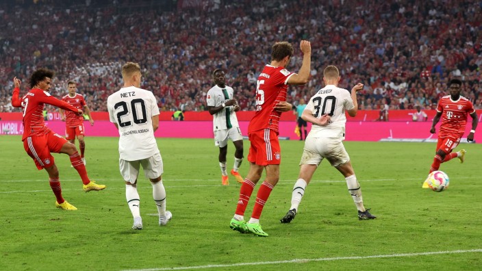 Bundesliga: Der erlösende Moment aus Bayern-Sicht: Leroy Sané (links) trifft zum 1:1.