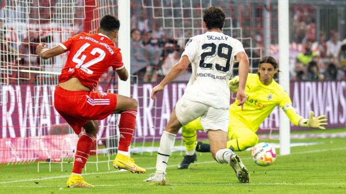 FC Bayern gegen Gladbach: Da pariert er schon wieder: Yann Sommer (rechts) taucht ab, diesmal gegen einen Schuss von Jamal Musiala (links).