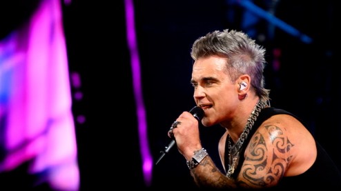 Robbie Williams in München: "Ich könnte hier meinen Penis rausholen, und die würden es nicht einmal sehen", kommentierte Robbie Williams den Rahmen des Mega-Konzerts in Riem.