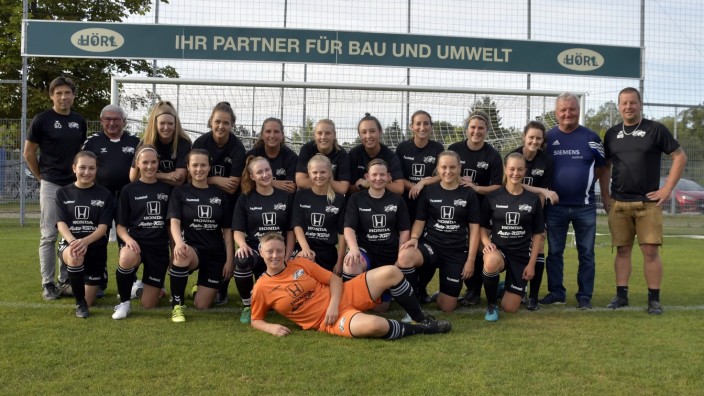 Frauenfußball im Landkreis Erding: Das Team der Spielgemeinschaft FC Lengdorf/FC Hörgersdorf/TSV St. Wolfgang vor dem Spiel gegen den FC Langengeisling, das sie mit 4:2 gewonnen hat.